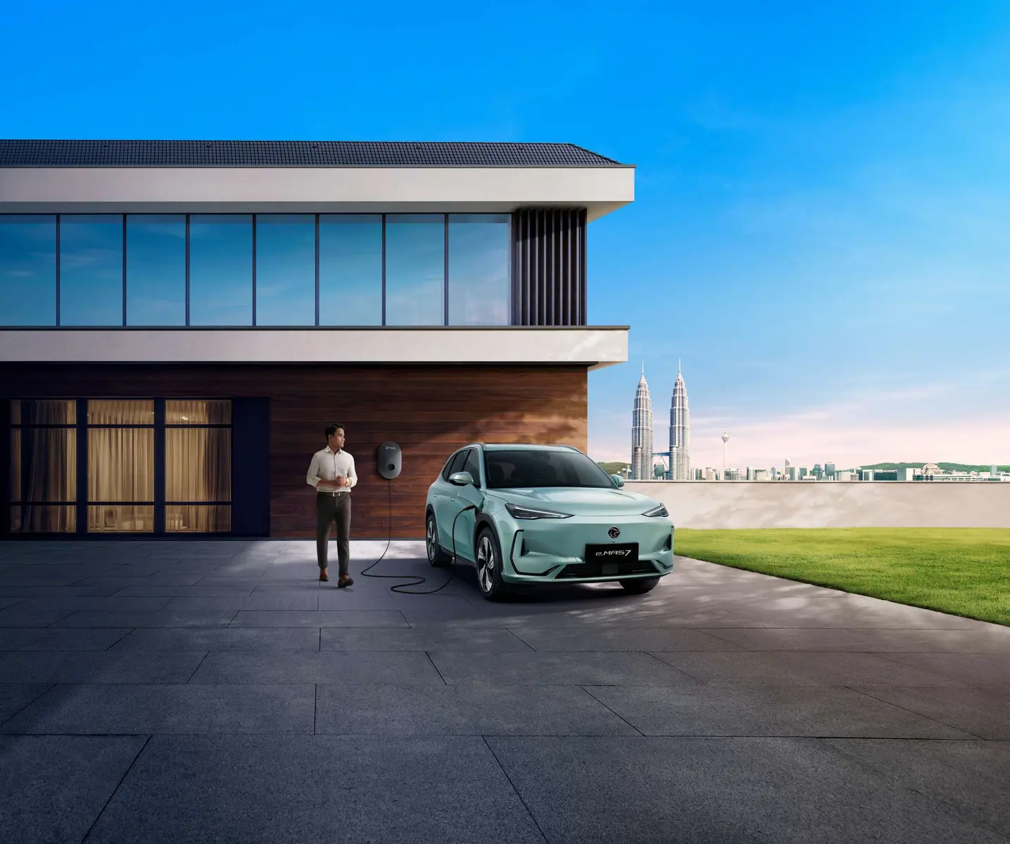 Proton e.MAS 7 di hadapan rumah
